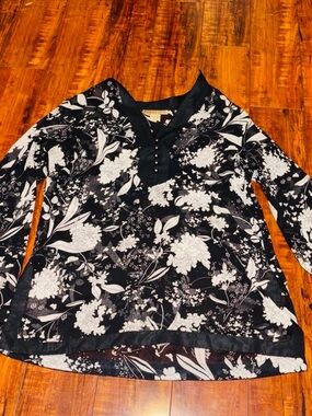 Black & White Floral V-Neck Tunic with Button Placket